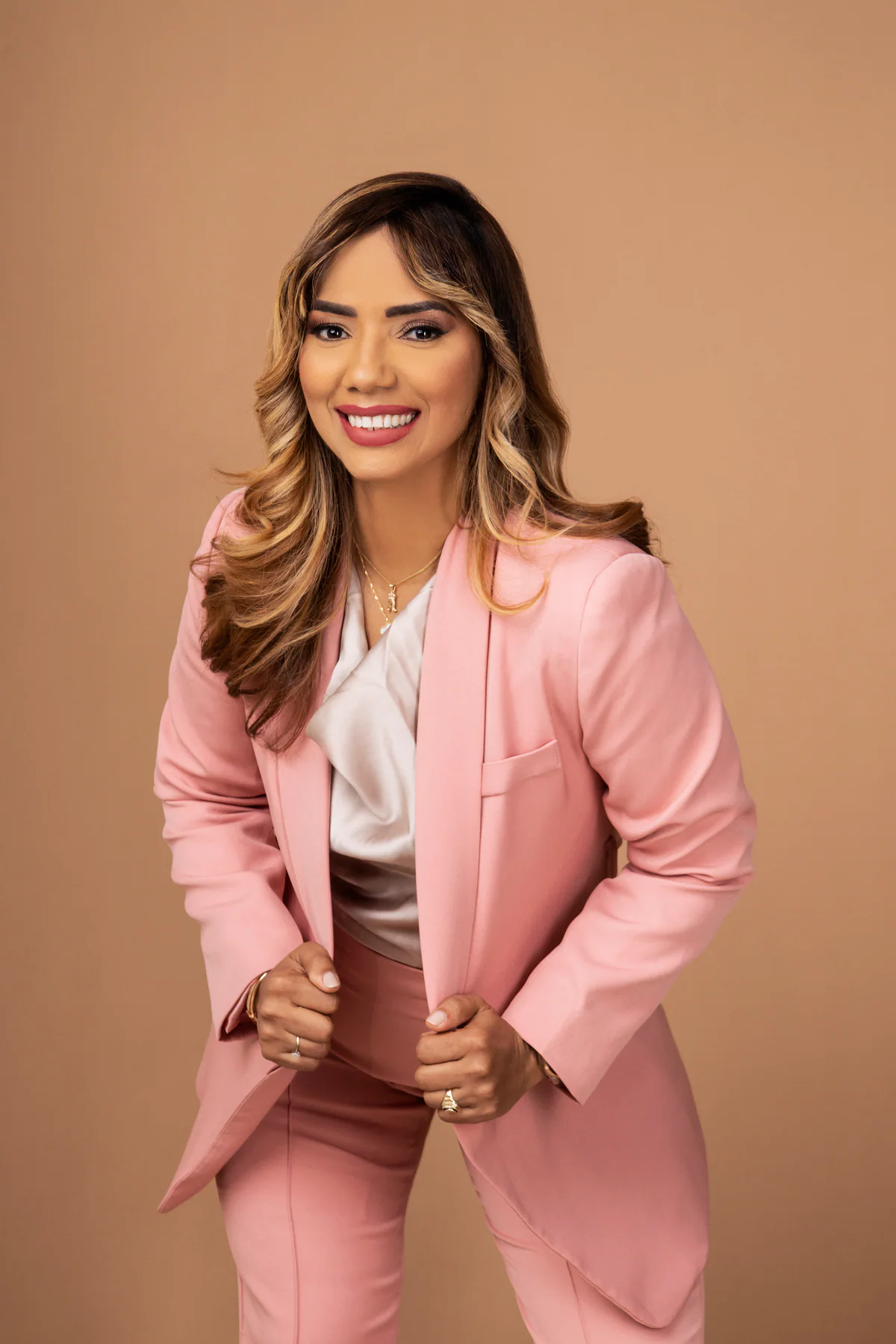 Retrato cercano de la Dra. Aurys Mercedes con traje rosado