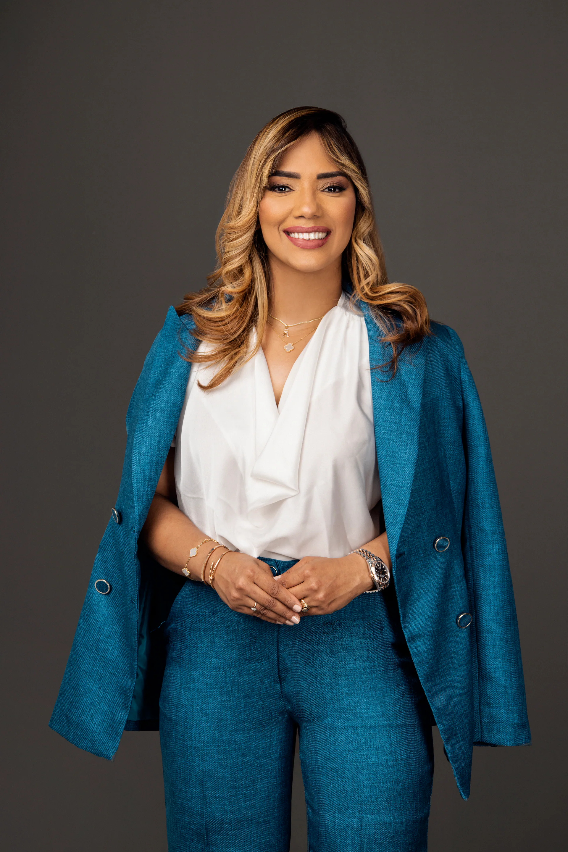 Retrato profesional de la Dra. Aurys Mercedes con traje azul